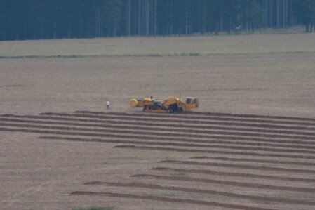 Beratungsgespräch zu einem Drainageplan auf einem landwirtschaftlichen Betrieb